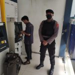 Anggota Sat Samapta Polres Serang Kawal Pengisian Uang di Mesin ATM