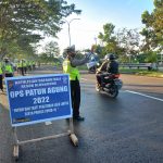 Polres Klungkung Bagikan Masker Dan Stiker Edukasi Tertib Berlalu Lintas