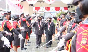 Kapolres Tabanan Lakukan Tradisi Pedang Pora