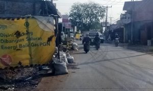 Warga Protes Galian PGN di Pasar Kemis: Bikin Rusak Jalan