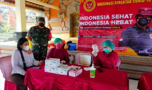 Babinsa Kodim 1616/Gianyar Dampingi Tenaga Kesehatan