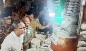 Menteri Zulkifli Hasan Bersama Gubernur Sumbar Tinjau Harga Bahan Kebutuhan Pokok di Pasar Raya Padang