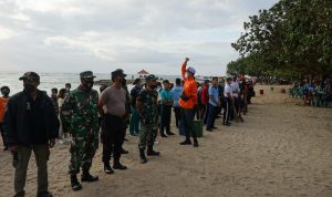 Polsek Densel Ikuti Kegiatan Beach Clean Up di Kawasan Pantai Sanur