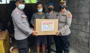 Kapolsek Kuta Utara Rutin Bagikan Bansos ke Warga Membutuhkan