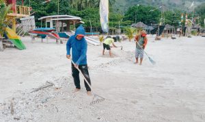 Anggota Pokdarwis Pantai Minang Rua Mengadakan Bergotong Royong