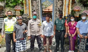 Babinsa Koramil 1616-02/Ubud Beri Rasa Aman Bagi Warga yang Melaksanakan Upacara Pernikahan