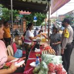 Bhabinkamtibmas Sumerta Kauh bersama Bhabinsa dan Linmas Atensi Giat Pasar Murah