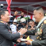 Kapolda Bali Hadiri Upacara HUT TNI Ke 77, Beri Kejutan Kepada Pangdam IX/Udayana