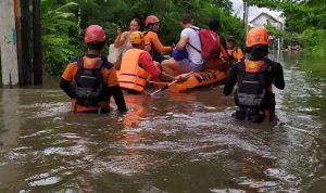 Ditsamapta Polda Bali bersama Tim SAR Gabungan, Evakuasi Korban Banjir