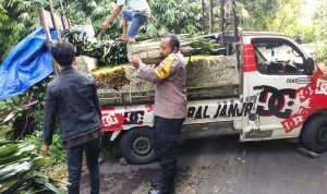 Bhabinkamtibmas Desa Panji Bantu Mobil Pickup Tunjukkan Arah