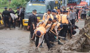 Banjir Mendoyo, Personel Polda Bali Diterjunkan Bantu Evakuasi Warga