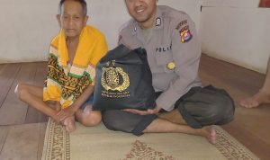 Bhabinkamtibmas Polsek Sobang Polres Lebak Salurkan Bantuan Sembako Dari Kapolri Kepada Warga Masyarakat Kurang Mampu