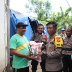 Kapolres Jembrana Serahkan Bansos Kepada Warga yang Terdampak Banjir