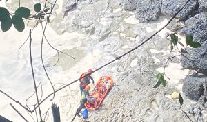 Personel Polsek Nusa Penida Bersama Tim Gabungan, Evakuasi Korban Terjatuh di Broken Beach