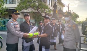 Jalin Silaturahmi, Unit Binmas Polsek Denpasar Timur Serahkan Sarana Kontak Kepada Pecalang