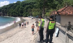 Jelang Perayaan Natal, Polsek Nusa Penida Patroli ke Obyek Wisata Crystal Bay di Nusa Penida