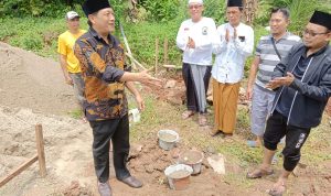 Lurah Cempaka Letakan Batu Pertama Pembangunan Musholah Al-Muhsinin