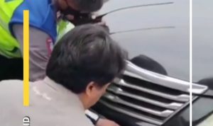 Takut Ditilang Ganjil Genap, Mobil Plat Merah Kepergok Pakai Nopol RFN