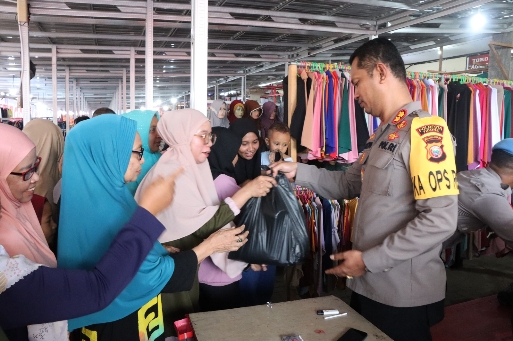 Dalam Lawatan Kapolres Tikep AKBP Setyo Agus Hermawan, S.I.K. M.A.P. sejumlah pedagang pasar Sarimalaha terima bantuan