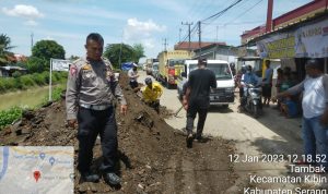 Aksi Satlantas Polres Serang Perbaiki Jalan Amblas, Tuai Simpati dan Dukungan Dari Masyarakat