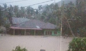 Banjir dan Longsor Terjang Padang Pariaman, Personil Polres dan BPBD Evakuasi Korban ke RSUD Parit Malintang