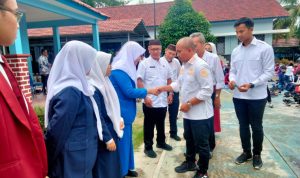 Walikota Maulan Aklil Secara Simbolis Serahkan KTP Elektronik kepada Siswa SMK Negeri 1 Panngkalpinang