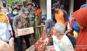 Pj. Bupati Cilacap Yunita Dyah Suminar Serahkan Bantuan Untuk Korban Musibah Rumah Roboh di Cimanggu