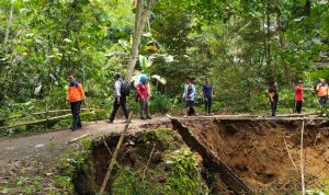 Akses Jalan Dusun Tlagasari Bantar Longsor, 350 Jiwa Terancam Terisolir Masyarakat dan Pemda Harus Bergotong Royong