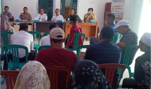 Kanit Binmas Polsek Jawilan Gelar Giat Jumat Curhat Bersama Kepala Desa Kareo dan Warga 