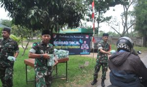 Peduli Dengan Warga, Kodim 0510/Tigaraksa Bagikan 75 Bungkus Takjil