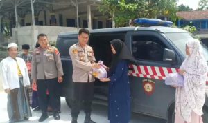 Kapolsek Jawilan Salurkan Paket Sembako ke Ponpes Hikmatul Iman Yang Rusak Karena Bencana Angin Puting Beliung