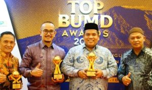 Bupati Suhatri Bur Terima 3 Penghargaan Top BUMD Awards Tahun 2023 dari Majalah Topbusiness Indonesia