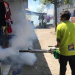 Cegah Penyebaran DBD, Tim UPT Puskesmas Jawilan Kabupaten Serang Lakukan Fogging di Desa Junti