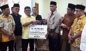 Anggota DPR RI Jhon Kenedy Azis Didampingi Bujang Pandawa Serahkan Bantuan Untuk Surau Kampuang Aie Kelok