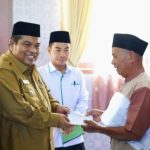 Serahkan Bantuan Zakat, Suhatri Bur Dorong Pengelolaan Zakat Melalui Baznas Padang Pariaman