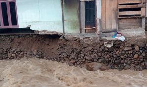 Banjir di Kampung Cikuning Desa Sukamaju Menghancurkan 2 Rumah Warga