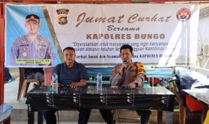 Kapolres Bungo Wahyu Bram Lakukan Jum’at Curhat di Dusun Manggis di Kecamatan Batin III