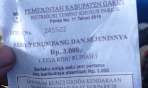 Tidak Sesuai Karcis, Wisatawan Keluhkan Pungli Parkir di Cipanas Indah Garut