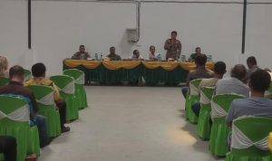 Kapolsek Jawilan Polres Serang Hadiri Pertemuan Warga Dengan Perusahaan Kawasan Industri di Desa Junti