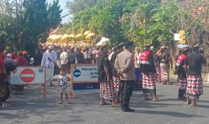 Pastikan Kegiatan Masyarakat Berjalan Lancar, Bhabinkamtibmas Amankan Jalur Ngaben