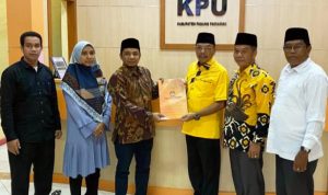 Ketua DPD Golkar Padang Pariaman Asmadi Serahkan Berkas Perbaikan Bacaleg ke KPU