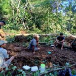 Saat Istirahat Pada Pembukaan Jalan Usaha Tani, Satgas TMMD Duduk Santai dan Kompak Bersama Warga