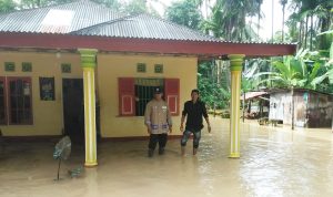 Gerak Cepat, Bhabinkamtibmas Polsek VII Koto Sungai Sarik Aipda Nasrullah Bantu Masyarakat yang Terdampak Banjir