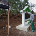 Anggota Satgas Terlihat Cat Tugu Prasasti TMMD Ke 117