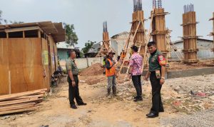 Dampingi Lurah, Babinsa Monitoring Pembangunan Gedung Sekolah