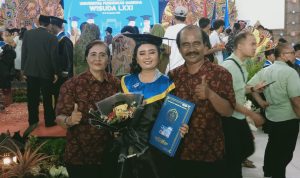 Momen Haru Nyoman Subagia di Wisuda Diah Ayu Inten Permatasari Universitas Ganesha