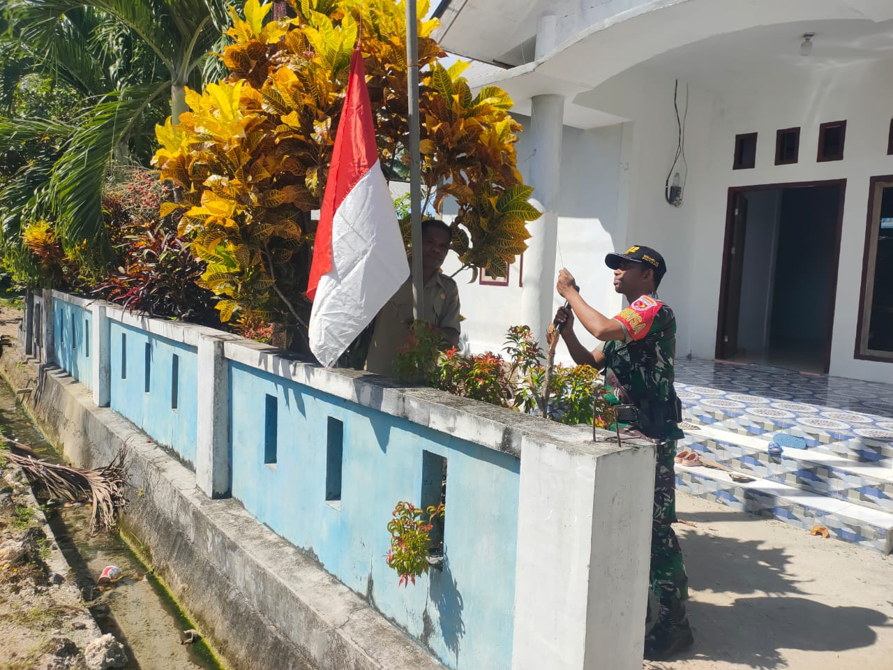 Jelang HUT RI Ke- 78, Babinsa Koramil 1512-02/Patani Himbau Warga ...