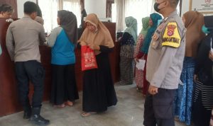 Bhabinkamtibmas Polsek Jawilan Polres Serang Pam Penyaluran Dana Bantuan Sembako dan PKH 