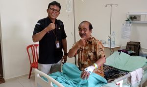 Sekretaris KPU Tabanan Beri Motivasi Nyoman Subagia di RSUD Nyitdah