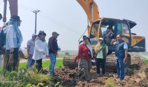 Camat Pebayuran Dampingi Dinas Pertanian Tinjau Lokasi Perbaikan Tanggul Irigasi